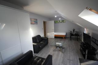 Holden Court Apartments - Apt 6 - 6