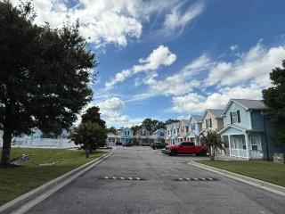 Spacious 3-BR Cottage, 2 Blocks To Beach - 9