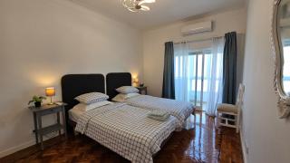 Almada Lisbon em frente dos transportes públicos - 3