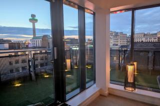 City Centre Skyline Apartment with Balcony & Views - 4