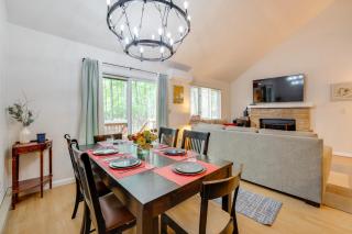 Near Skiing and Lakes Contemporary Poconos Townhome - 8