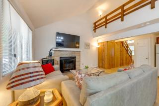 Near Skiing and Lakes Contemporary Poconos Townhome - 7