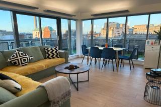 City Centre Skyline Apartment with Balcony & Views - 0