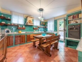 Villa with Pool, Pets & WiFi - 8