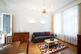 Classical Apartment with Shared Balcony & Free Parking - 1