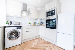 Comfy Trade Stay Sleeps 6 Free Parking - 1