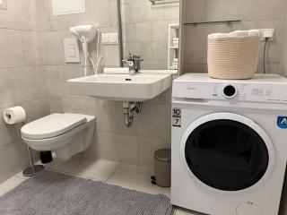 Luxury Apartment with Patio - Free Parking - 1