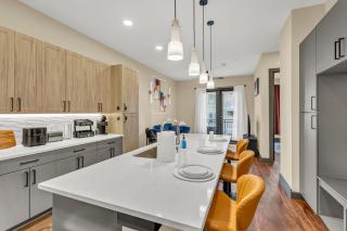 1BR Alongside Q2 and Domain With Pool, Gym and Free Parking - 4