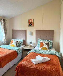 Peaceful Lakeside Chalet - LONG TERM STAYS Welcome - 8
