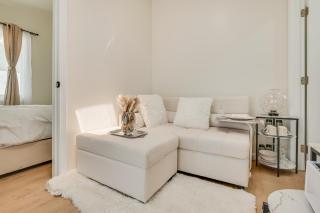 Walkable Location Airy Van Nuys Apartment! - 1