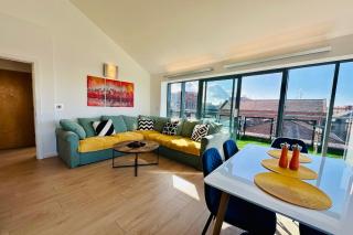 City Centre Skyline Apartment with Balcony & Views - 9