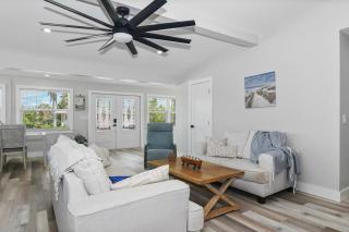 1 Mi to Fort Myers Beach Access! Chic Coastal Home - 6