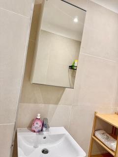 Modern Renovated Ground Floor Apartment - 6