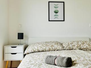 Modern Apartment with Terrace & Free Parking - Nearby Metro - 5