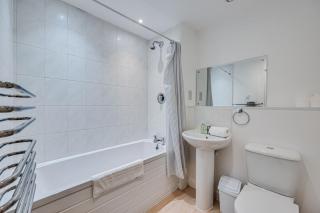 Elegant Apartment in Northampton Town Centre by Yoko Property - 6