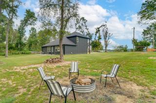 Lake-View Retreat with Games and Yard in Daingerfield - 9