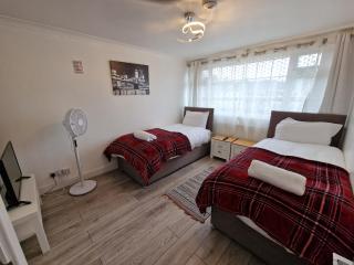 NightRest Homes Smart TV In Each Room - Parking - Hemel Hempstead - 7