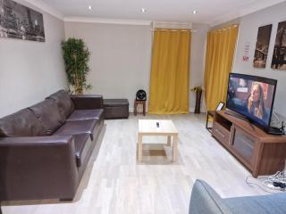 NightRest Homes Smart TV In Each Room - Parking - Hemel Hempstead - 3