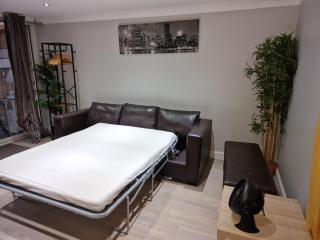 NightRest Homes Smart TV In Each Room - Parking - Hemel Hempstead - 4