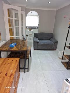 NightRest Homes Smart TV In Each Room - Parking - Hemel Hempstead - 1
