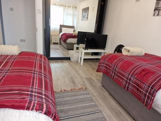 NightRest Homes Smart TV In Each Room - Parking - Hemel Hempstead - 6