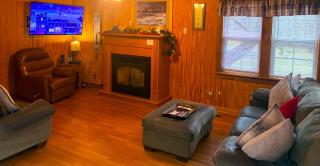 Bear Valley - Riverfront, Starlink WiFi & Hot Tub - 3