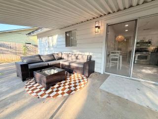 Cowboy Chic Retreat w/ Pool & Firepit Kid Friendly - Austin - 9