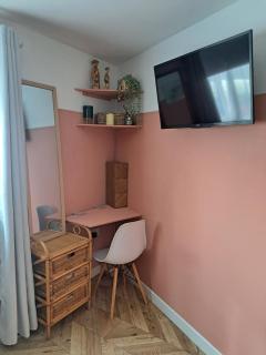 Whole Annexe in our family home & private entrance - 2