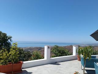 Ocean and mountain cottage with pool - 9