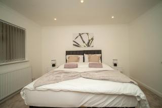 Luxury 5-Bed, Windsor Sleeps 9, Private Parking - 8