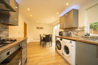 Luxury 5-Bed, Windsor Sleeps 9, Private Parking - 4
