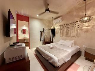 Hotel-Style Stay with Pool - Mérida - 9