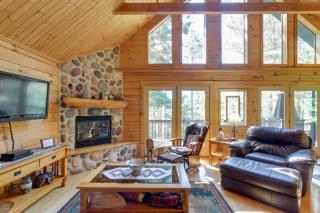 Lakefront Hazelhurst Cabin Dock and Pool Table - 8