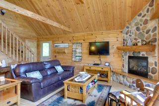 Lakefront Hazelhurst Cabin Dock and Pool Table - 6