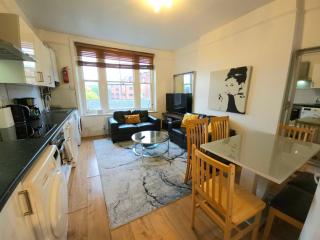 King's Cross & Angel Area, 4 Bedrooms Home with 7 beds & Private Rooftop - Walk to St Pancras International - 8
