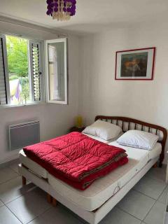 Entire 2 bedroom house with garden - 5