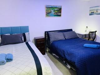 Bloom Court -Sleeps 6-Free Parking with Workspace & High-Speed WiFi - 7