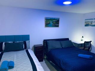 Bloom Court -Sleeps 6-Free Parking with Workspace & High-Speed WiFi - 8