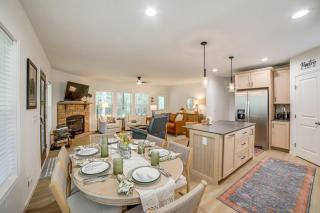 Lake Access, Pools and More Family Home in Stanwood - 3