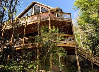 The Foxs Den, Hot Tub, Pool Table and Smoky Mountain Charm - 0