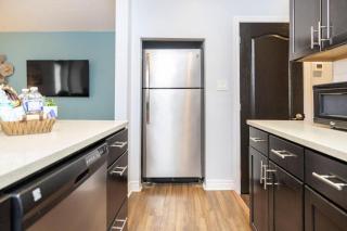 Urban 1BR Gem with Kitchen, Smart TV & Workspace - 1