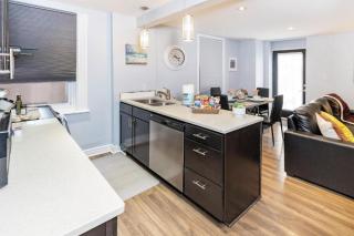 Urban 1BR Gem with Kitchen, Smart TV & Workspace - 4