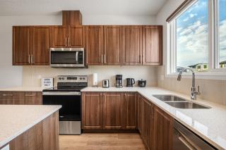 Quiet 3BR And 2 Bath Home In Calgary Near Airport - 5