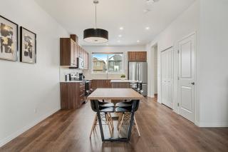 Quiet 3BR And 2 Bath Home In Calgary Near Airport - 4