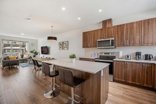 Quiet 3BR And 2 Bath Home In Calgary Near Airport - 1