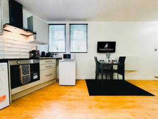Chic Studio, Free parking, Sleeps 2 - 4
