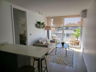 Charming 1BR Retreat in Nunoa for Three - 0
