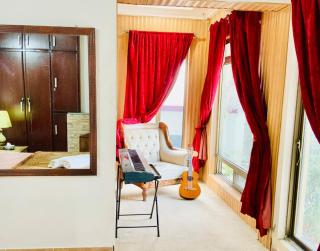 Private 3BR Cottage Kitchen, Lounge & Views - 4