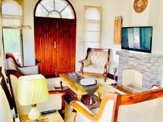 Private 3BR Cottage Kitchen, Lounge & Views - 1