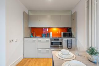 Stylish 1 Bed City Centre Apt Sleeps 5 - 4